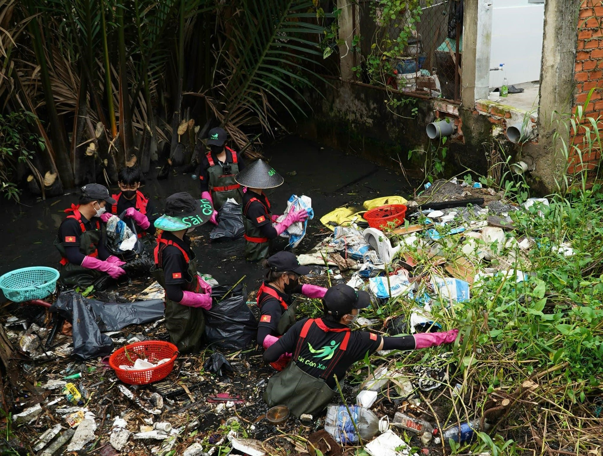 Tiếp lửa bản lĩnh cho hành trình rực rỡ của nhóm “cứu hộ kênh” Sài Gòn Xanh - 1