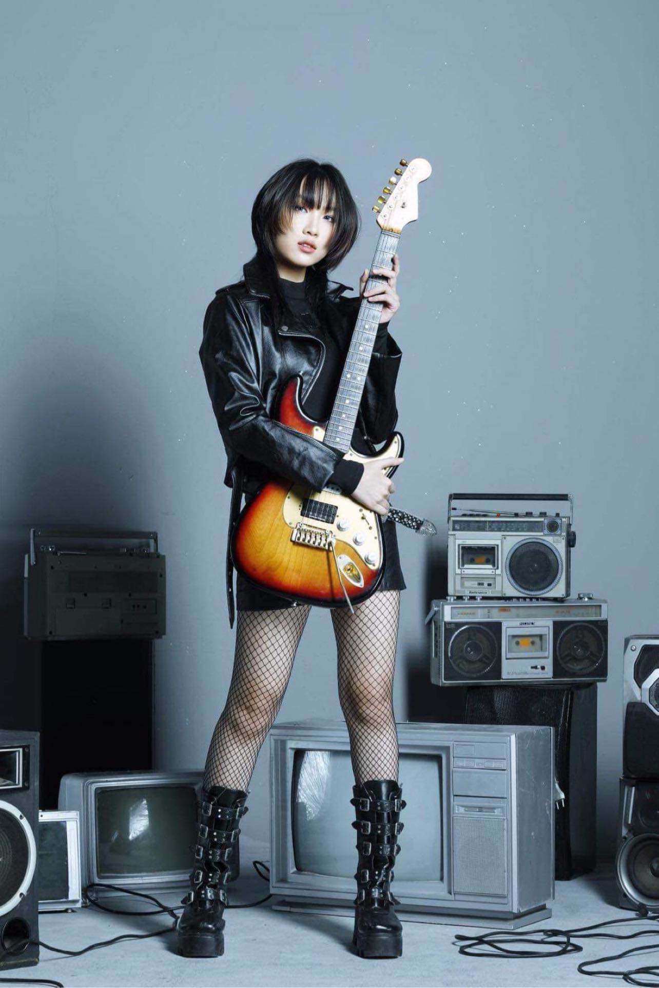  Alena – con gái cả của nam ca nhạc sĩ Jimmii Nguyễn vào ngày mùng 4 tết năm Giáp Thìn sẽ lần đầu biểu diễn ca khúc Hysteron Proteron – sáng tác: Alena. Cô còn hát chung với Mẹ mashup Chị tôi, và hát với ba mẹ ca khúc "Xin cảm ơn em". 