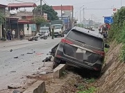 Tin tức trong ngày - Clip: Bị xe máy chạy phi thẳng vào đầu, ô tô lao xuống rãnh nước, 1 người nằm gục