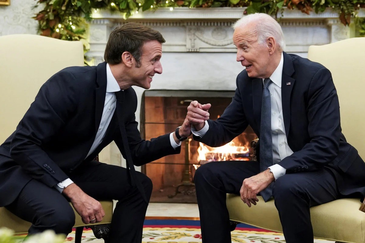 Ông Biden và Tổng thống Pháp Emmanuel Macron trong một cuộc gặp (ảnh: CNN)