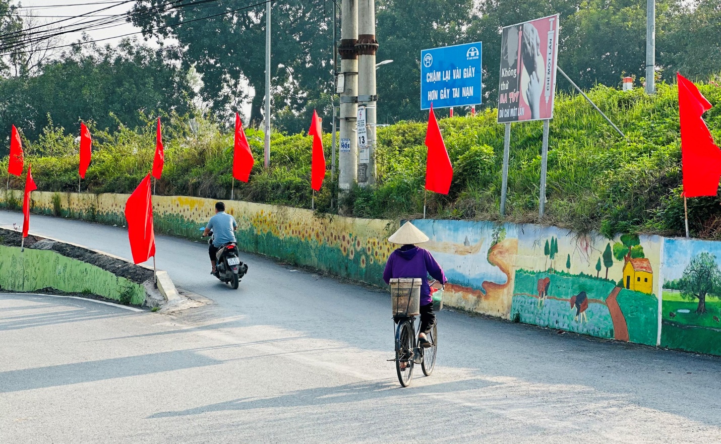 Triền đê “đẹp bậc nhất” làng quê Việt với bích họa dài hàng km, hoa cỏ khoe sắc ngày Tết - 4