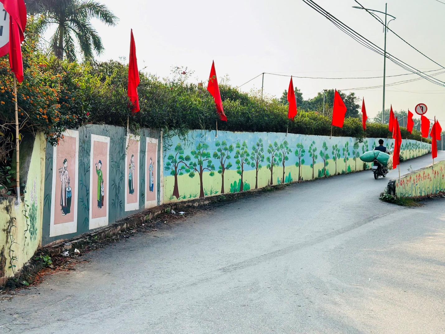 Triền đê “đẹp bậc nhất” làng quê Việt với bích họa dài hàng km, hoa cỏ khoe sắc ngày Tết - 7