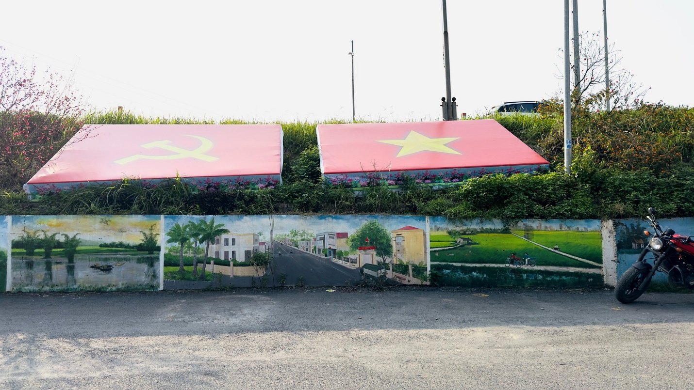 Ngã 5 giao giữa đường Yên Sở, đường ven đê Yên Sở - Song Phương được trang hoàng cờ hoa rực đỏ.