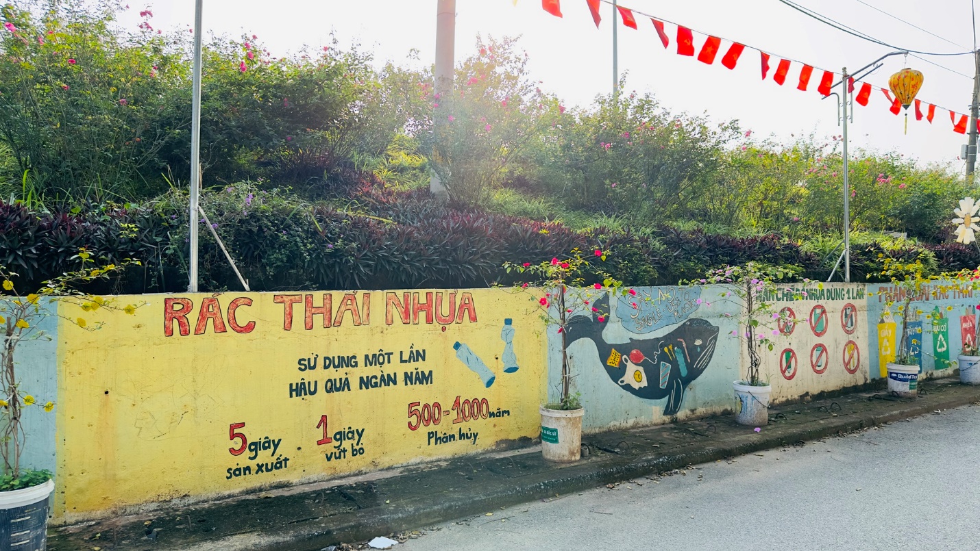 Triền đê “đẹp bậc nhất” làng quê Việt với bích họa dài hàng km, hoa cỏ khoe sắc ngày Tết - 9