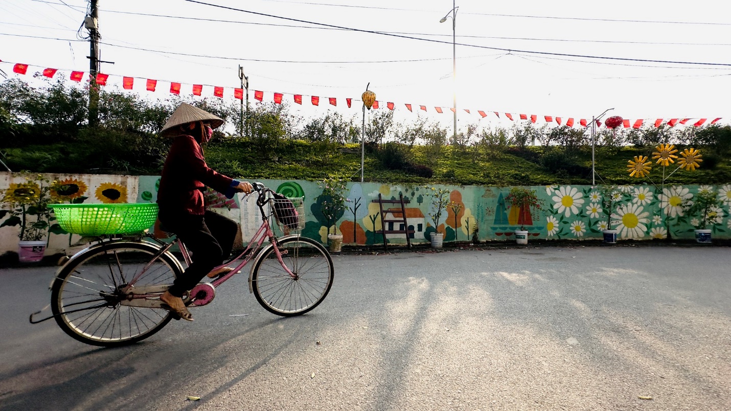 Di chuyển ở tuyến đường liên xã Yên Sở - Song Phương, mọi người có thể ngắm nhìn bích họa được vẽ trên bức bê tông cao hơn 1 mét ở chân đê.