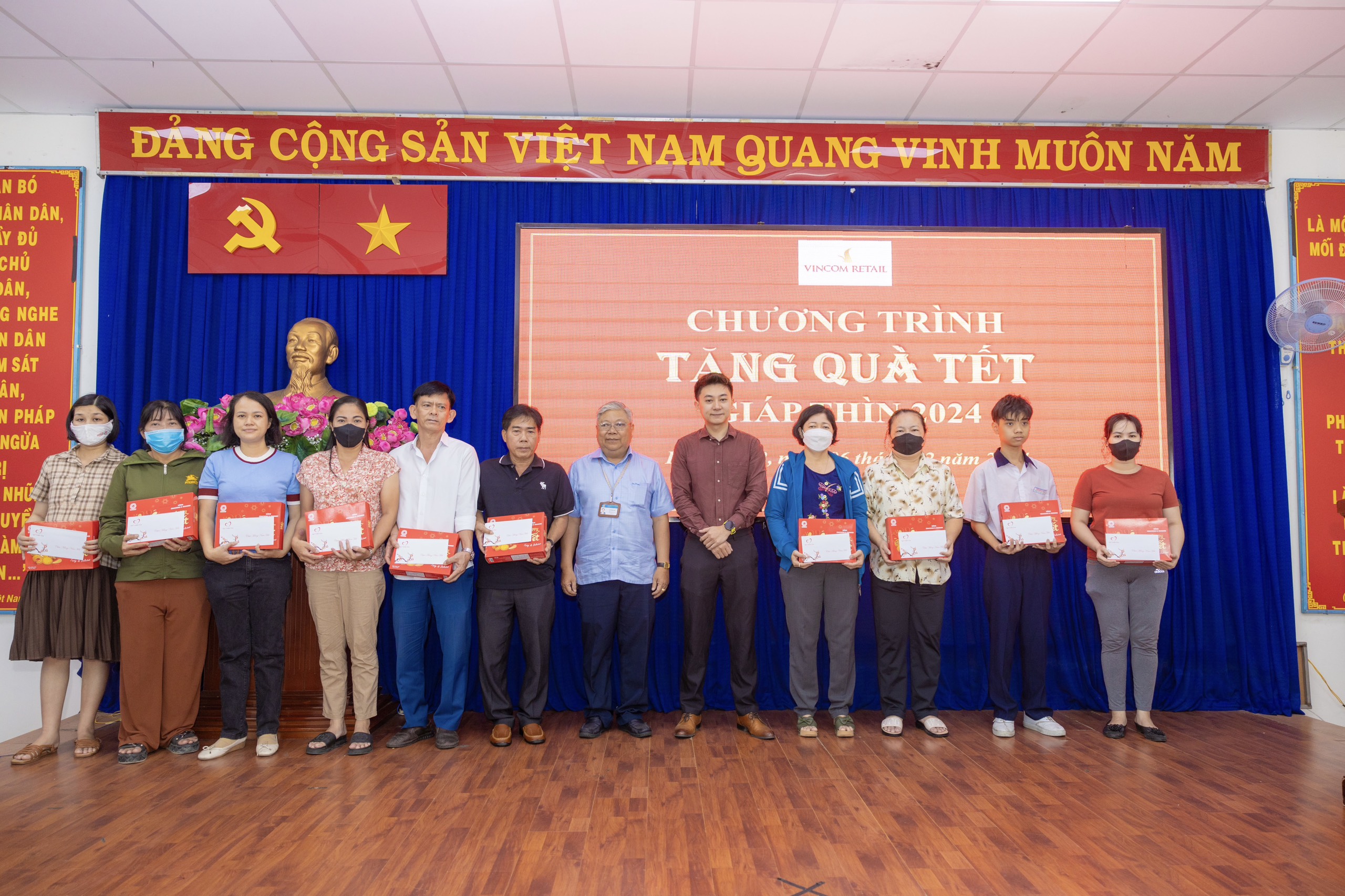 Đại diện BQL TTTM Vincom trao tặng quà Tết cho người dân có hoàn cảnh khó khăn tại TP. Hồ Chí Minh