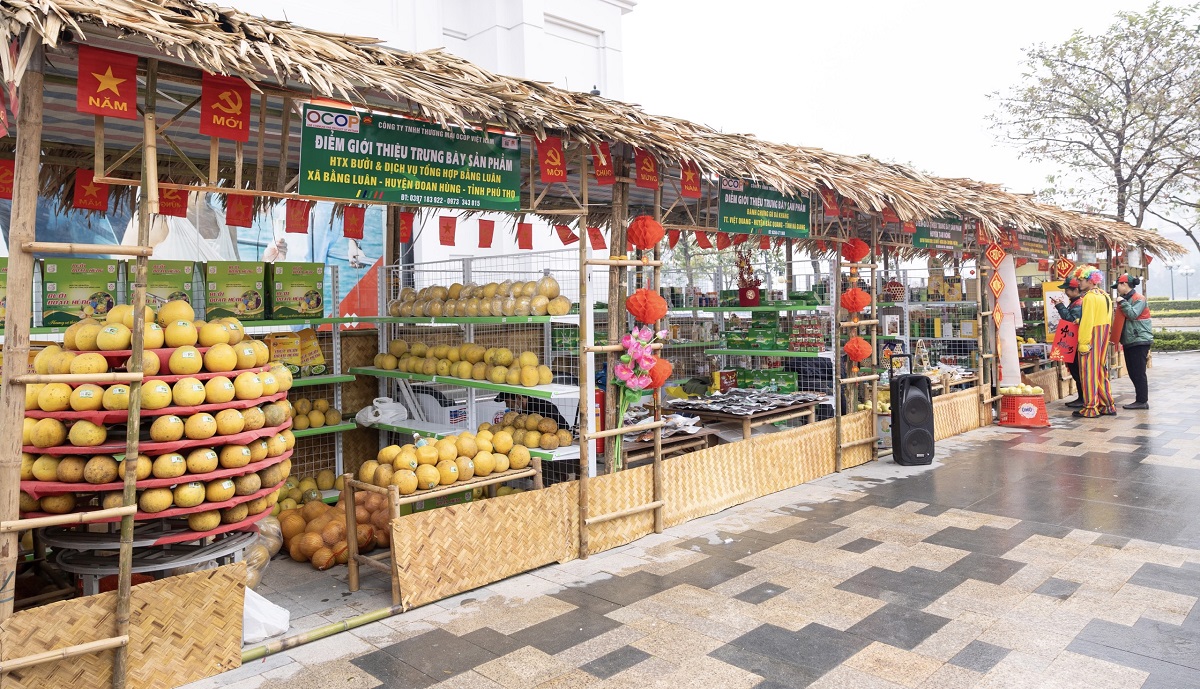 Phiên chợ Xuân Xanh tại Vincom quy tụ hàng trăm mặt hàng đặc sản địa phương phong phú, hấp dẫn