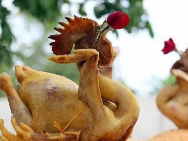 Ẩm thực - Cúng Giao thừa, đặt gà trên bàn thờ quay ra hay quay vào mới đúng?