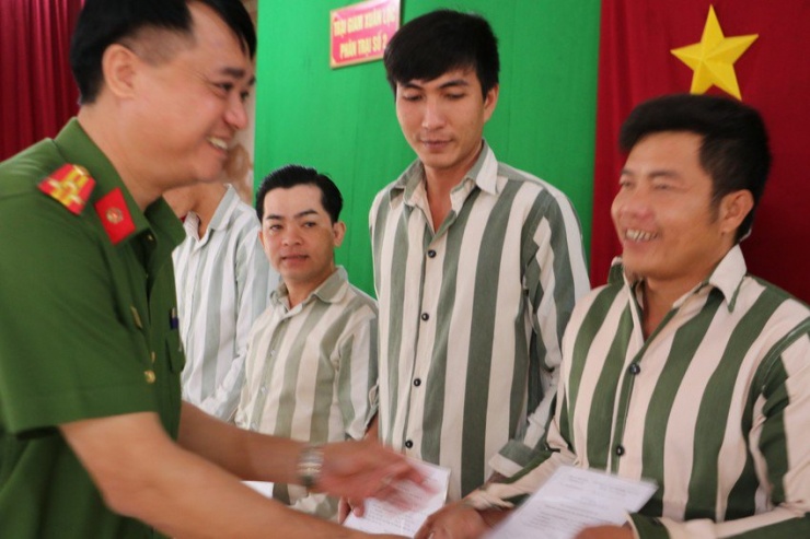 Cán bộ trại giam Xuân Lộc trao quyết định giảm thời hạn chấp hành án phạt tù cho phạm nhân. Ảnh: VÕ TÙNG