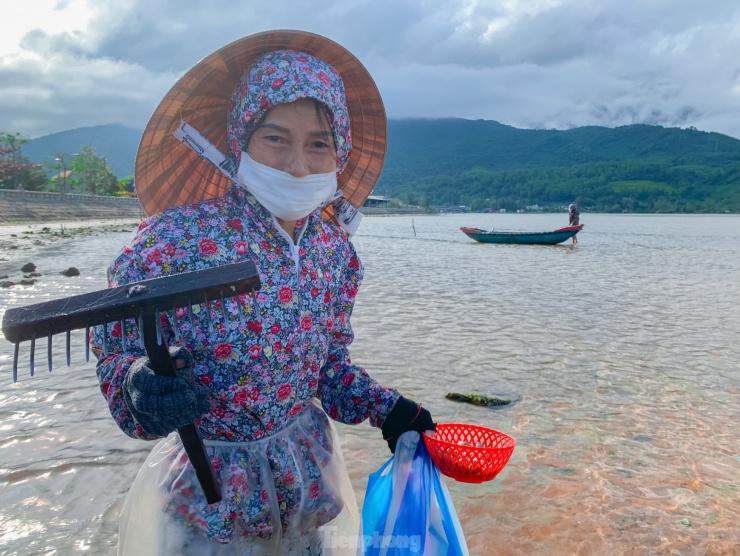 Bà Phạm Thị Nuôi (65 tuổi, xã Lộc Hải) cho biết, mỗi ngày bà cào được khoảng 2-3kg sò với giá 50.000-60.000 đồng/kg. Việc cào sò còn phụ thuộc vào mực nước nên bà phải dậy từ rất sớm. “Thường 10 giờ là nước bắt đầu lên cao nên tôi phải tranh thủ đi sớm, mong sao thời tiết những ngày tới bớt lạnh để bà con chúng tôi có thể kiếm thêm thu nhập trang trải cho Tết sắp tới”, bà Nuôi nói.