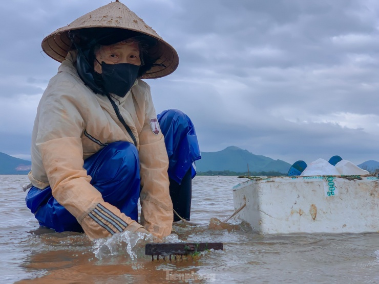 Công việc tuy vất vả, cực nhọc nhưng trên khuôn mặt mỗi người luôn nở nụ cười trên môi, lạc quan, vui vẻ với những gì mình đang làm.