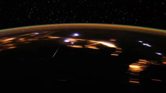 Mưa sao băng Lyrids quan sát từ vũ trụ - Ảnh: NASA