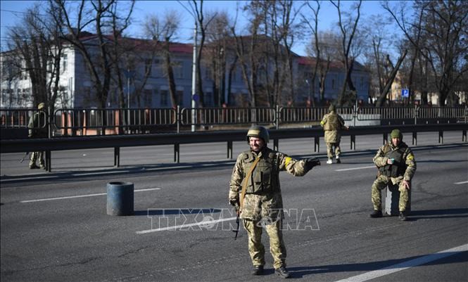 Binh sĩ Ukraine chốt chặn trên một tuyến phố ở thủ đô Kiev ngày 26/2/2022. Ảnh: AFP/TTXVN