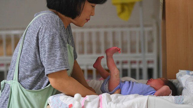Nhân viên xã hội chăm sóc một em bé tại Nhà thờ Cộng đồng Jusarang ở Seoul. Ảnh: Jung Yeon-Je/AFP/Getty