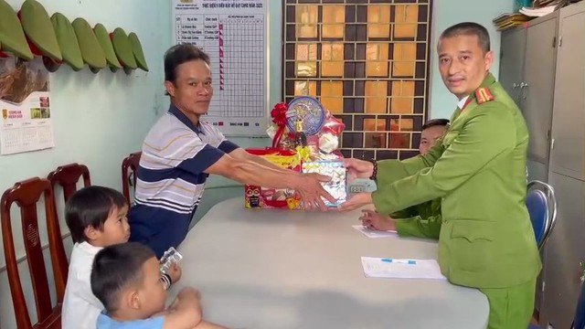 Ông Mão bàn giao hộp pháo hoa cho đại diện Công an phường Hương Vinh. Ảnh: CACC