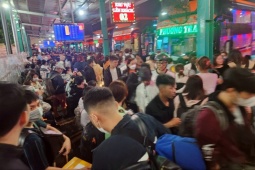 Tin tức trong ngày - Hành khách ken đặc, "vật vờ" trong bến xe miền Tây lúc nửa đêm