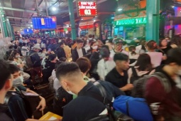 Tin tức trong ngày - Hành khách ken đặc, "vật vờ" trong bến xe miền Tây lúc nửa đêm