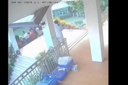 Phi thường - kỳ quặc - Ban công sập do du khách chụp ảnh nhóm, 12 người bị thương