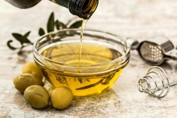 Đàn ông - Chàng có nên bôi dầu ô liu lên da?