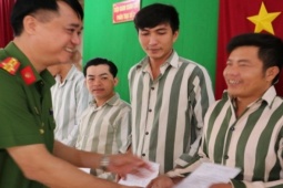 Tin tức trong ngày - Trại giam Xuân Lộc tha tù cho 210 phạm nhân trước ngày giao thừa