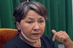 Tin tức trong ngày - Bắt người phụ nữ đi xe máy không đội mũ bảo hiểm, đánh CSGT