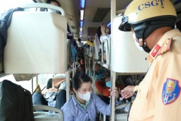 Phát hiện xe khách giường nằm 40 chỗ “nhồi” 64 người