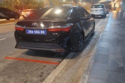 Tin tức trong ngày - Xe biển xanh vào sân bay đón người thân bật đèn, còi ưu tiên, cộng đồng mạng dậy sóng