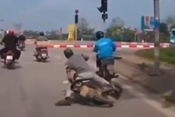 Tin tức trong ngày - Clip: Chạy "bất ổn", lao vào xe cùng chiều, tài xế rước họa vào thân