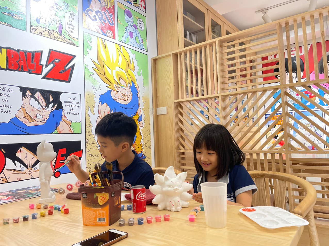 Các bạn nhỏ thích thú và thỏa thích sáng tạo trong thế giới tô tượng đầy màu sắc