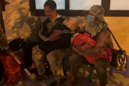 Tin tức 24h qua: 4 người trong gia đình ướt sũng, đi lạc 10km khi vừa xuống sân bay Nội Bài