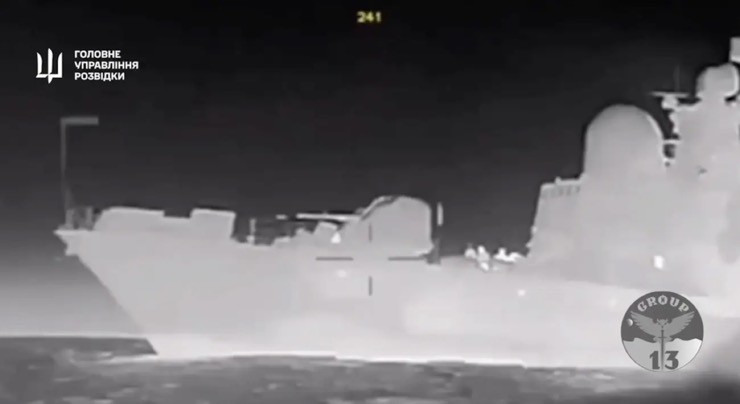 Xuồng không người lái tự sát Ukraine áp sát tàu chiến Nga.