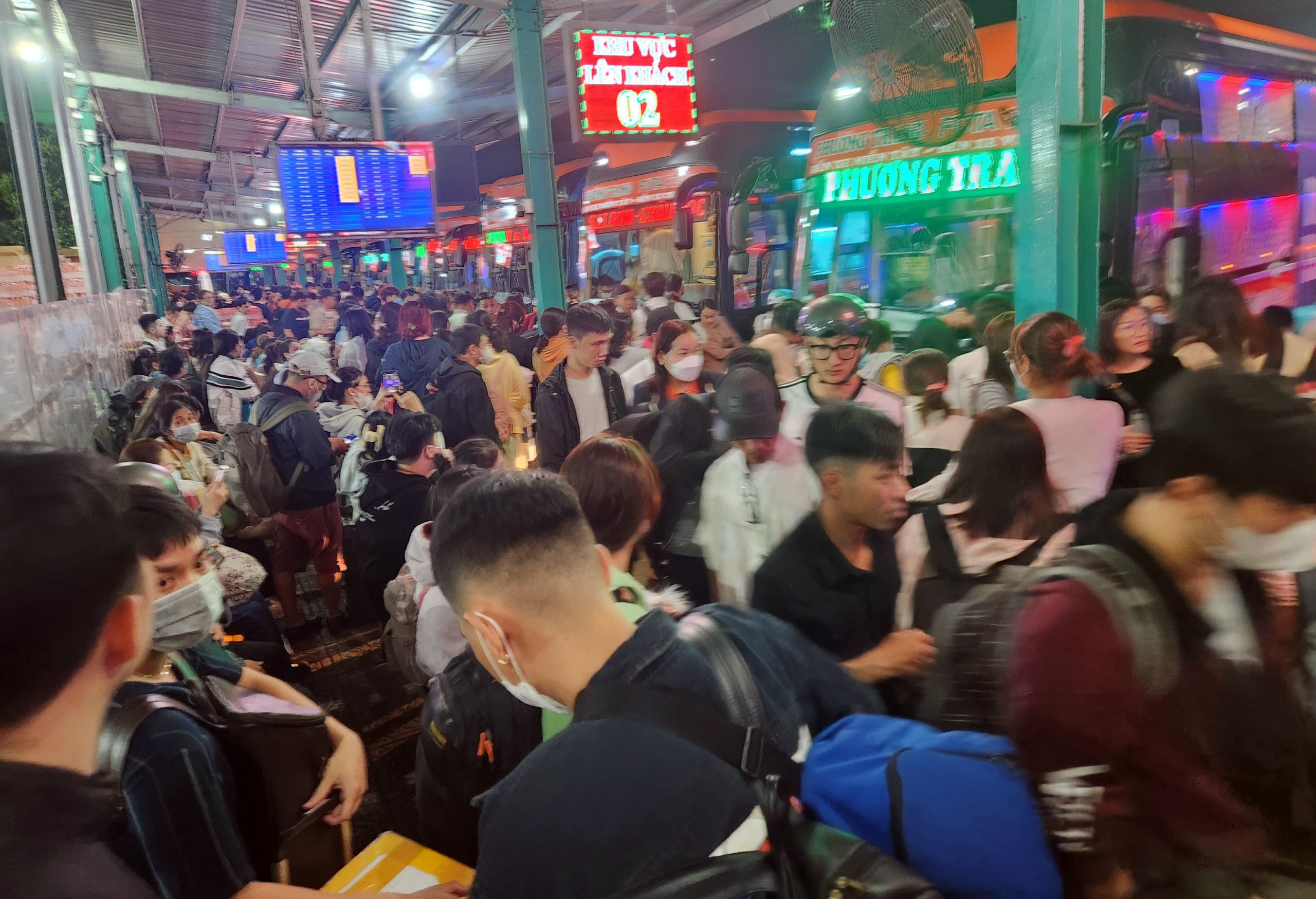 Khuya 6/2 đến rạng sáng 7/2 (27-28 tháng Chạp), bên trong bến xe miền Tây (quận Bình Tân, TP.HCM), hàng nghìn người mang theo đồ đạc, hành lý lỉnh kỉnh về quê đón Tết.
