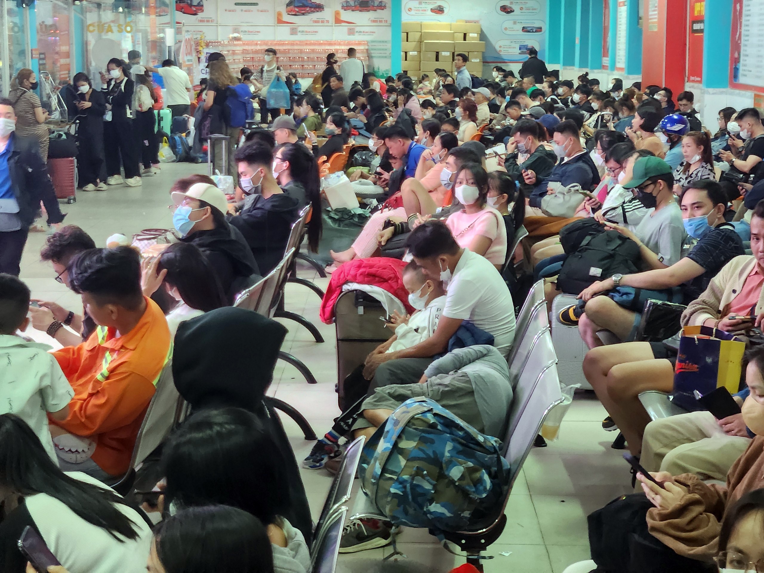 Lượng khách đổ về mỗi lúc một đông khiến các không gian phòng chờ chật cứng, người lớn, trẻ em vật vờ tại bến xe.