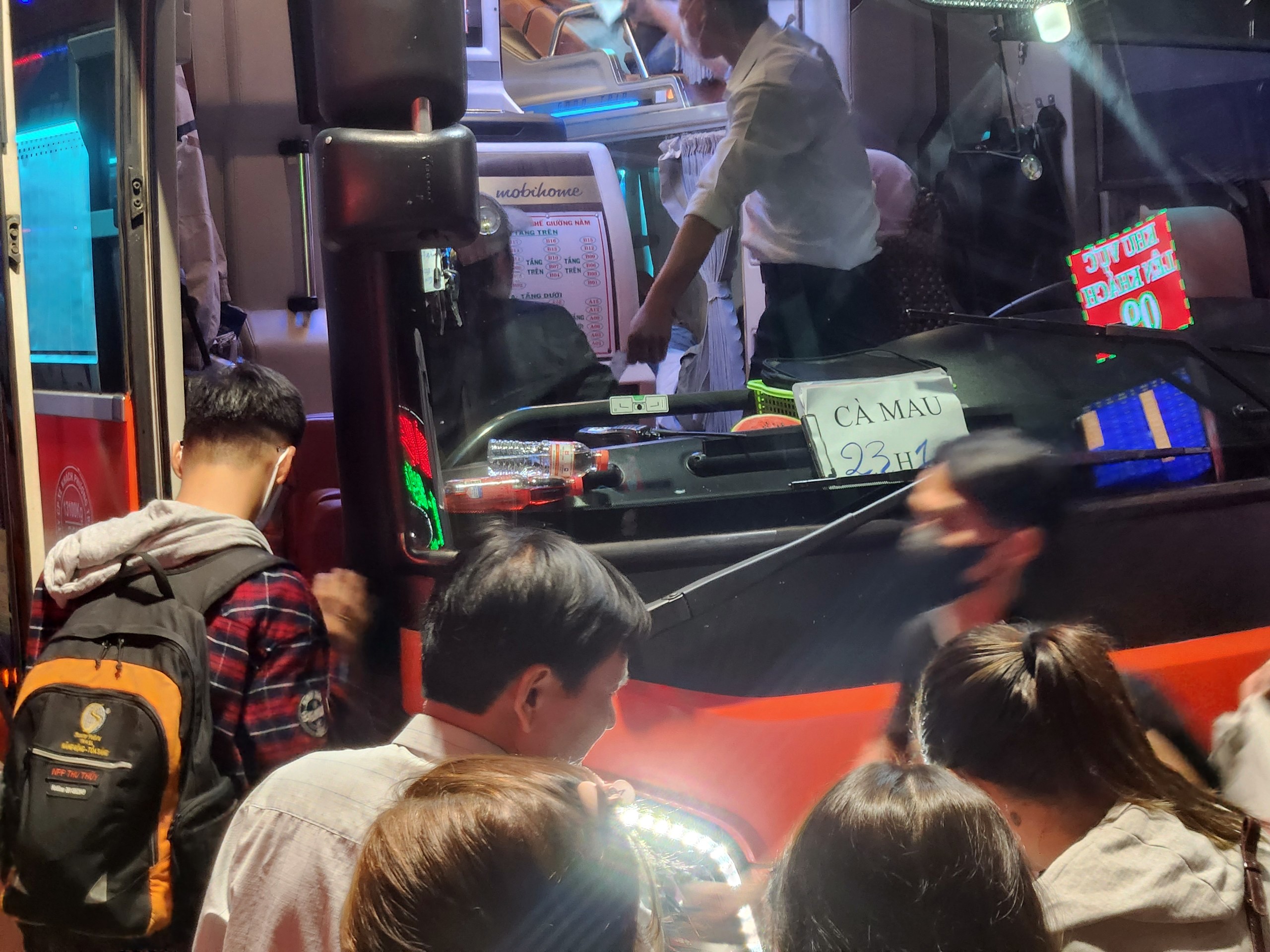 Tại khu vực chờ xe, loa phát thanh liên tục thông báo số xe, địa điểm để người dân lên xe. Càng về khuya, hành khách tập trung về bến càng đông.