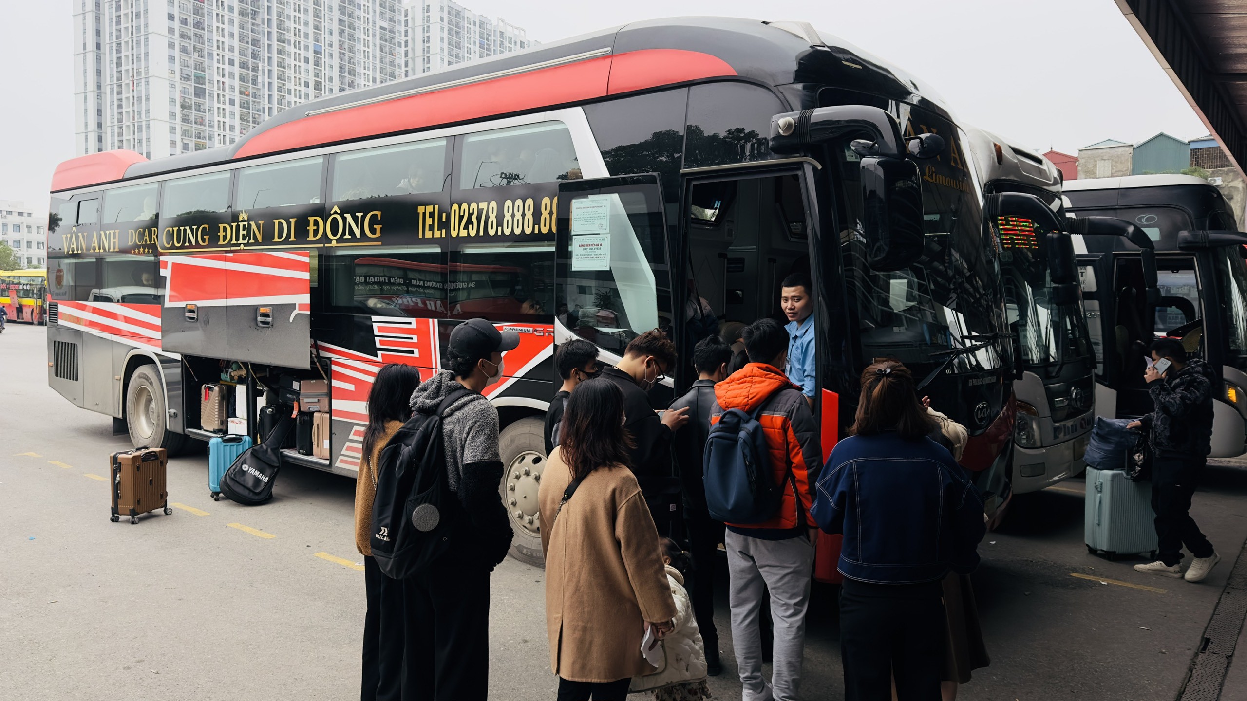 Hình ảnh bất ngờ ở bến xe TP.Hà Nội ngày làm việc cuối năm - 6