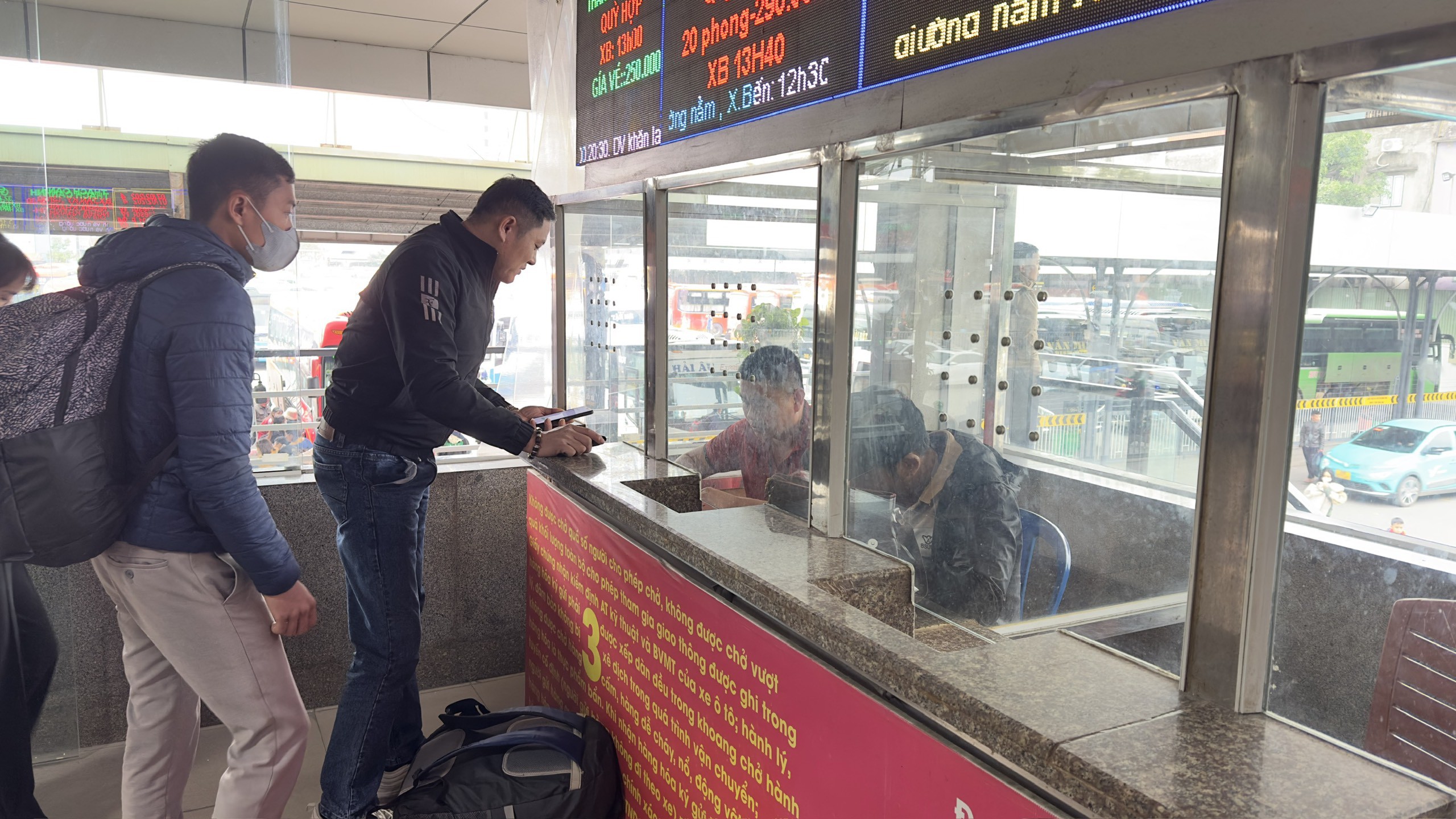 Để chắc chắn có ghế hoặc giường nằm trên xe khách về quê, nhiều hành khách phải đặt vé trước cả tháng.