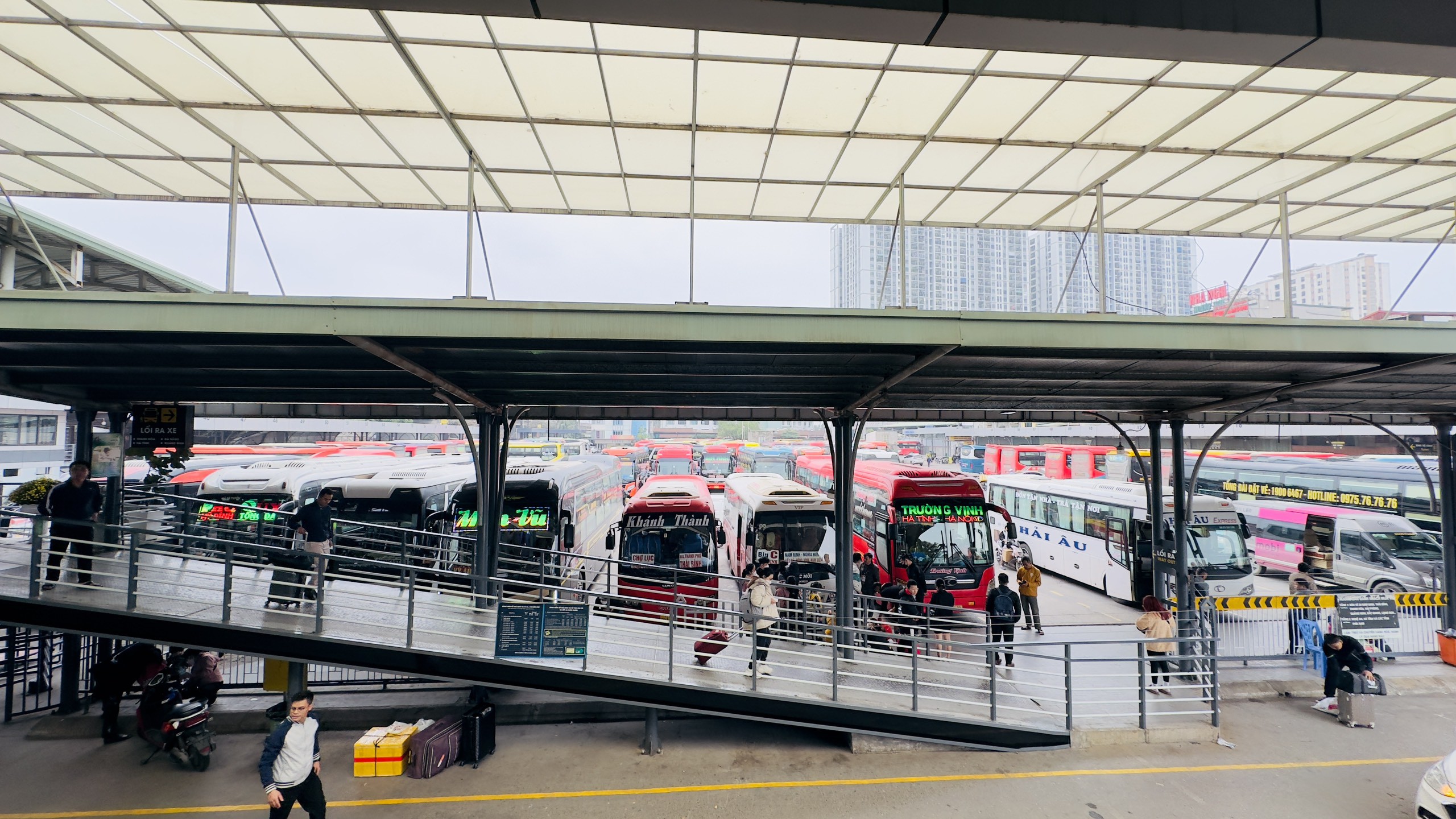 Nhiều xe khách về bến xe Nước Ngầm để đón khách về quê ăn Tết.