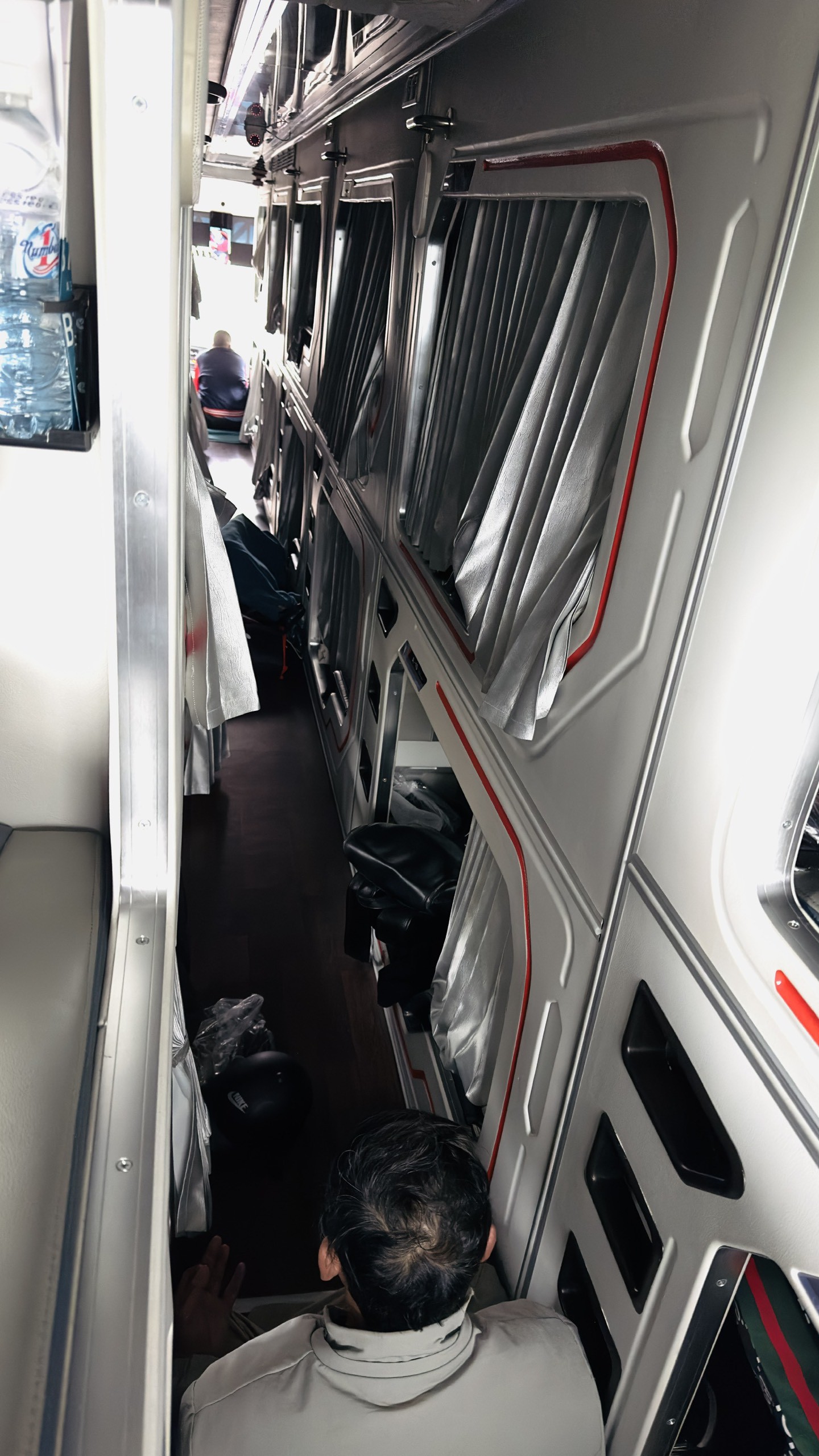 Dù lượng khách về bến xe Nước Ngầm chưa đông nhưng nhà xe V.A vẫn nhồi nhét, cho khách ngồi trên lối đi.