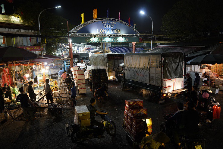 Cổng chợ Long Biên luôn&nbsp;tấp nập, quá tải trong những đêm cận Tết
