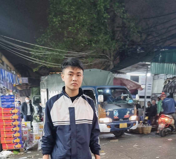 Chàng trai 18 tuổi, mỗi đêm đi hơn 40km từ Hưng Yên tới chợ để làm công việc này