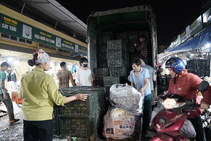 Lao động chợ đầu mối Long Biên: Làm xuyên đêm không hết việc, “bỏ túi” tiền triệu mỗi phiên - 4