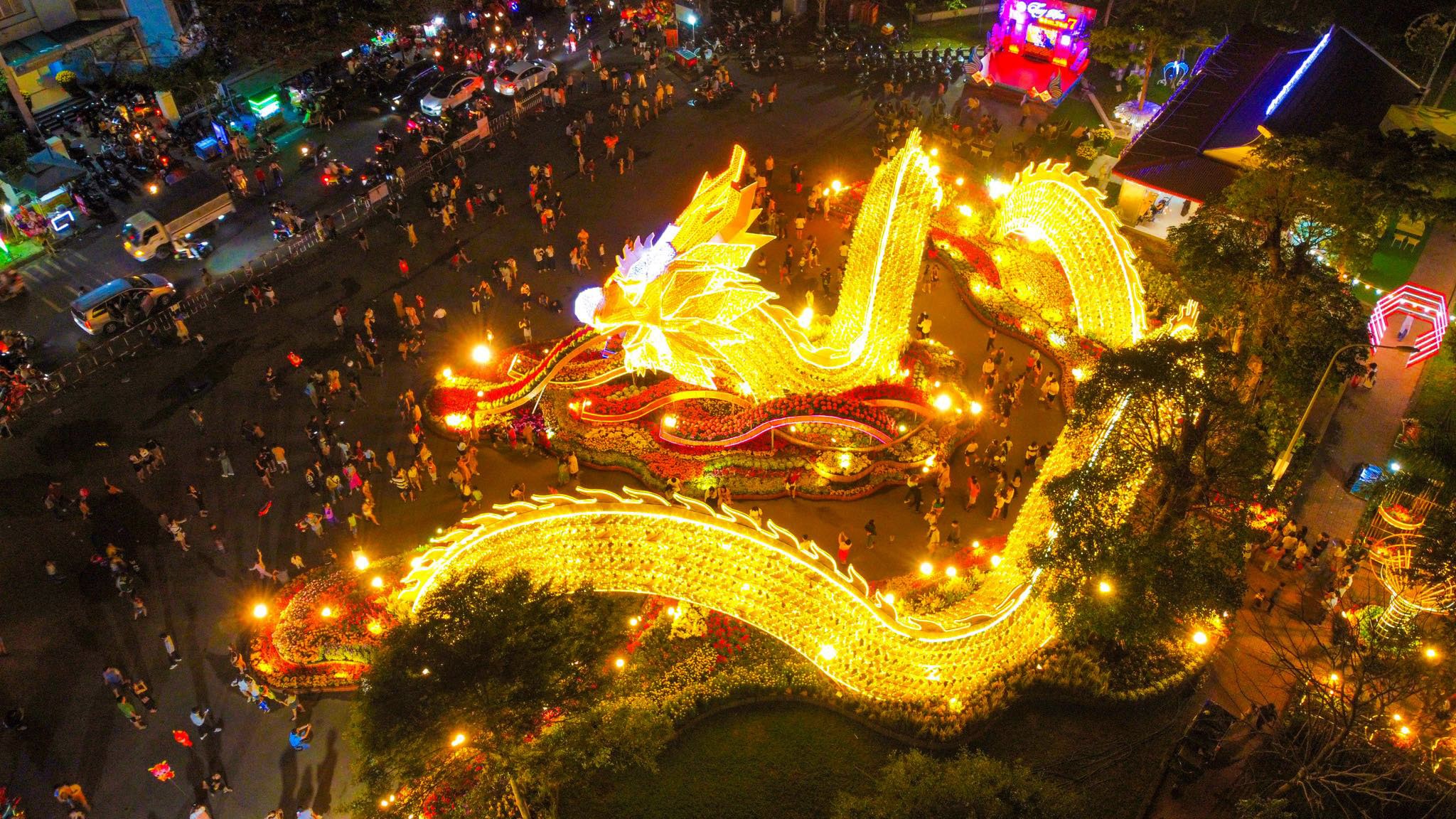Nhìn từ trên cao cho thấy sự hoành tráng của linh vật rồng Phú Yên.