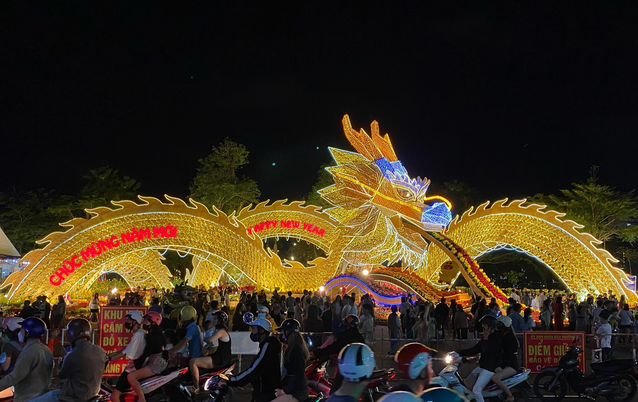 Kể từ thời điểm khai mạc vào tối 1/2 có, đường hoa xuân Giáp Thìn 2024 ở TP Tuy Hòa đã thu hút hàng ngàn người đến xem, thưởng lãm.