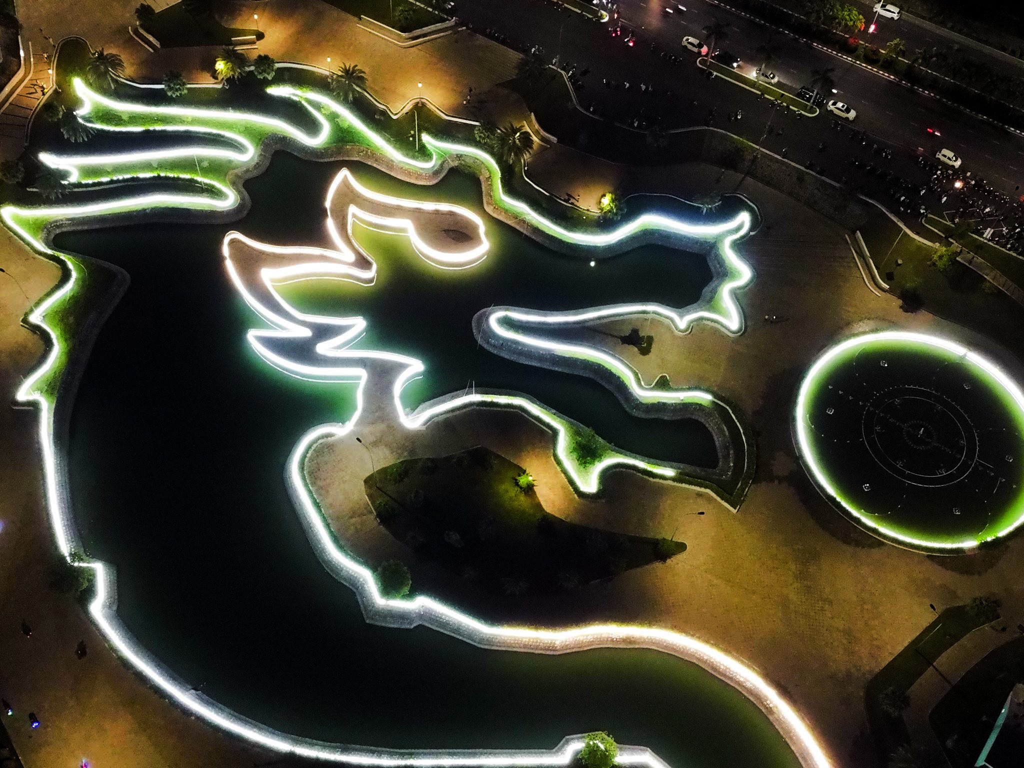 Màn đêm buông xuống, hình ảnh con rồng nhả ngọc được thắp đèn tạo nên khung cảnh nổi bật tại TP Tuy Hòa