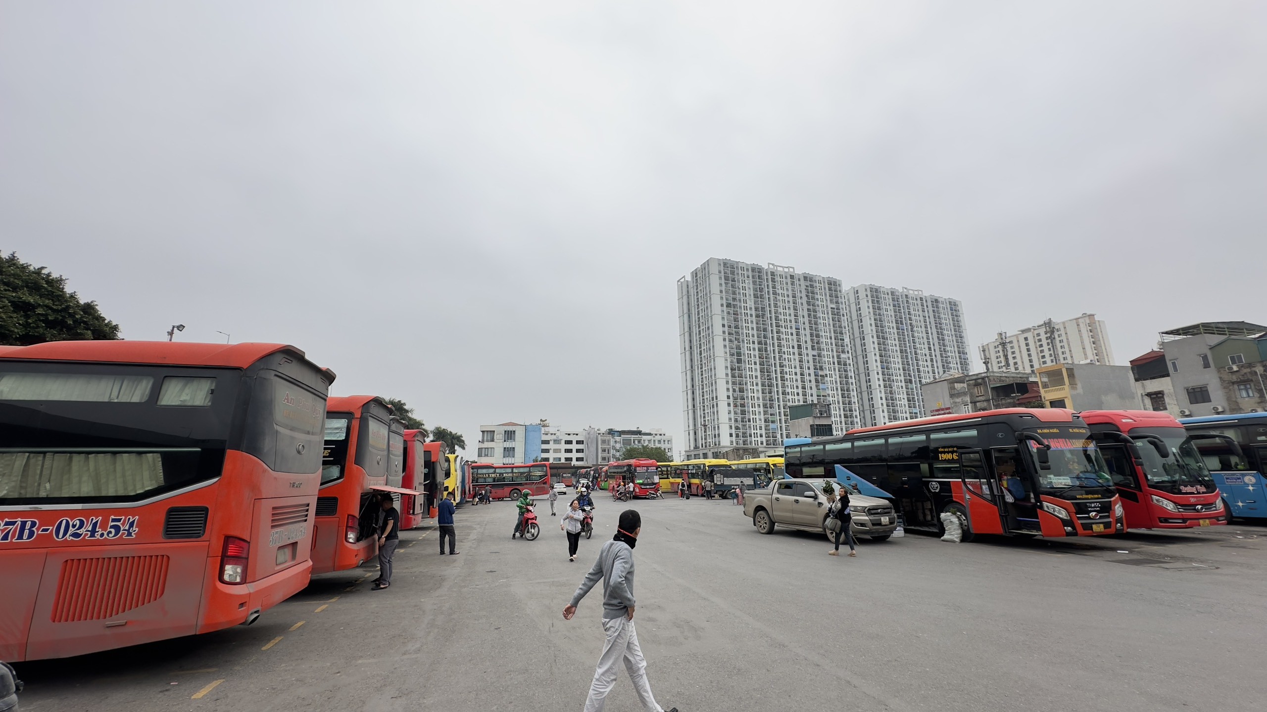 Bến xe Nước Ngầm nằm ở phía Nam trung tâm TP.Hà Nội. Bến xe là điểm đón, trả hành khách của xe chạy các tuyến Hà Nội đi các tỉnh miền Trung như Thanh Hóa, Nghệ An, Hà Tĩnh và các tỉnh phía Nam.