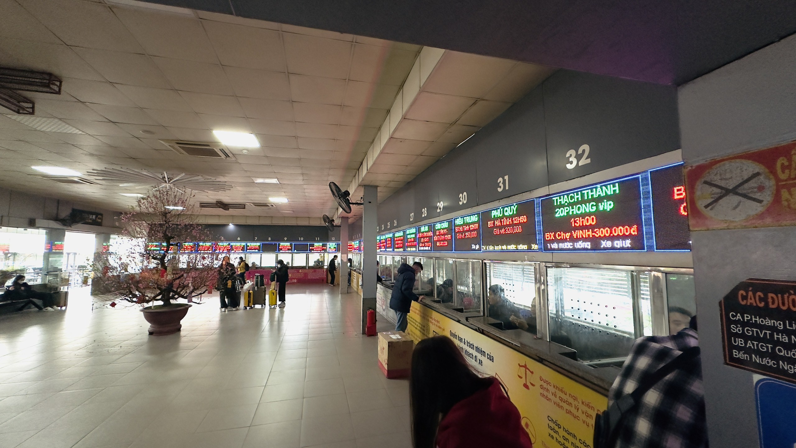 Dù nhiều tuyến đường cửa ngõ Hà Nội ùn ùn phương tiện vì người dân về quê bằng phương tiện cá nhân như ô tô, xe máy. Tuy nhiên, điều bất ngờ, tại Bến xe Nước Ngầm vào trưa cùng ngày, nhiều quầy bán vé về các tỉnh Nghệ An, Hà Tĩnh vắng khách.