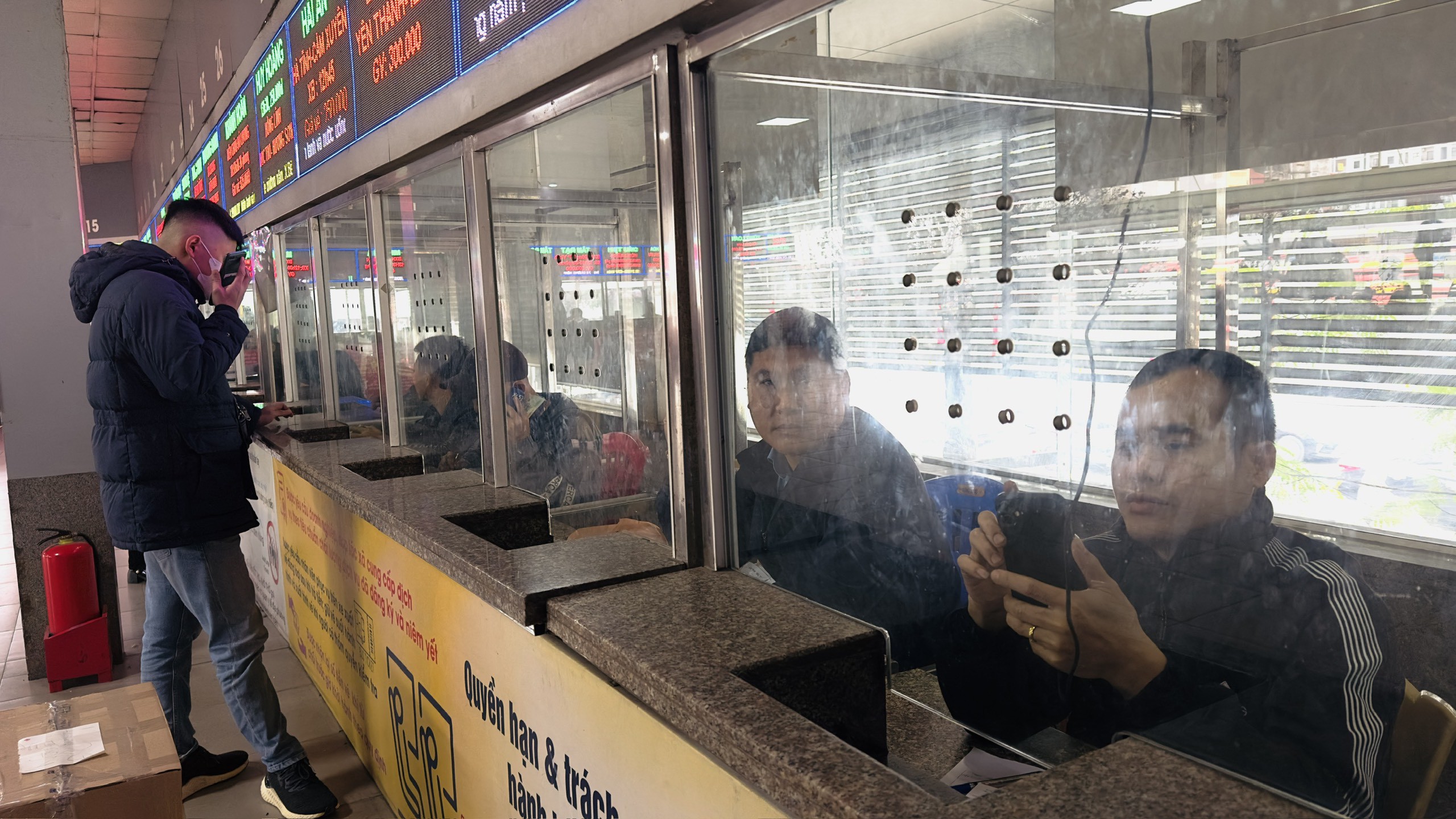 Hình ảnh bất ngờ ở bến xe TP.Hà Nội ngày làm việc cuối năm - 3