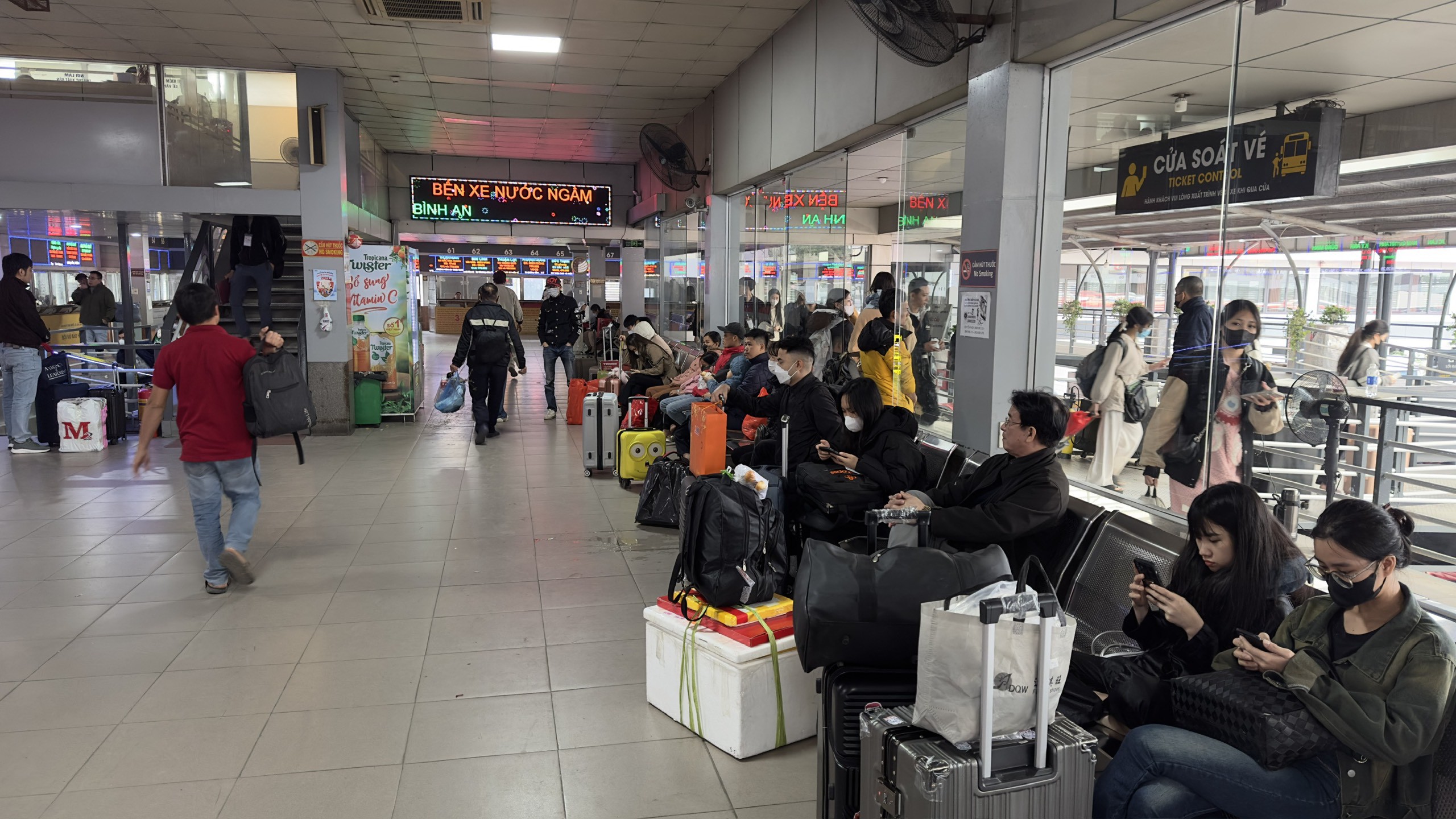 Một nhân viên bán vé cho nhà xe chạy tuyến Hà Nội - Nghệ An cho biết, lượng khách giảm nhiều so với những năm trước. Dù là ngày làm việc cuối cùng trước dịp nghỉ lễ nhưng chuyến xe chạy đầu giờ chiều vẫn còn trống nhiều ghế, trong khi chuyến chạy vào buổi tối đã được khách đặt hết.