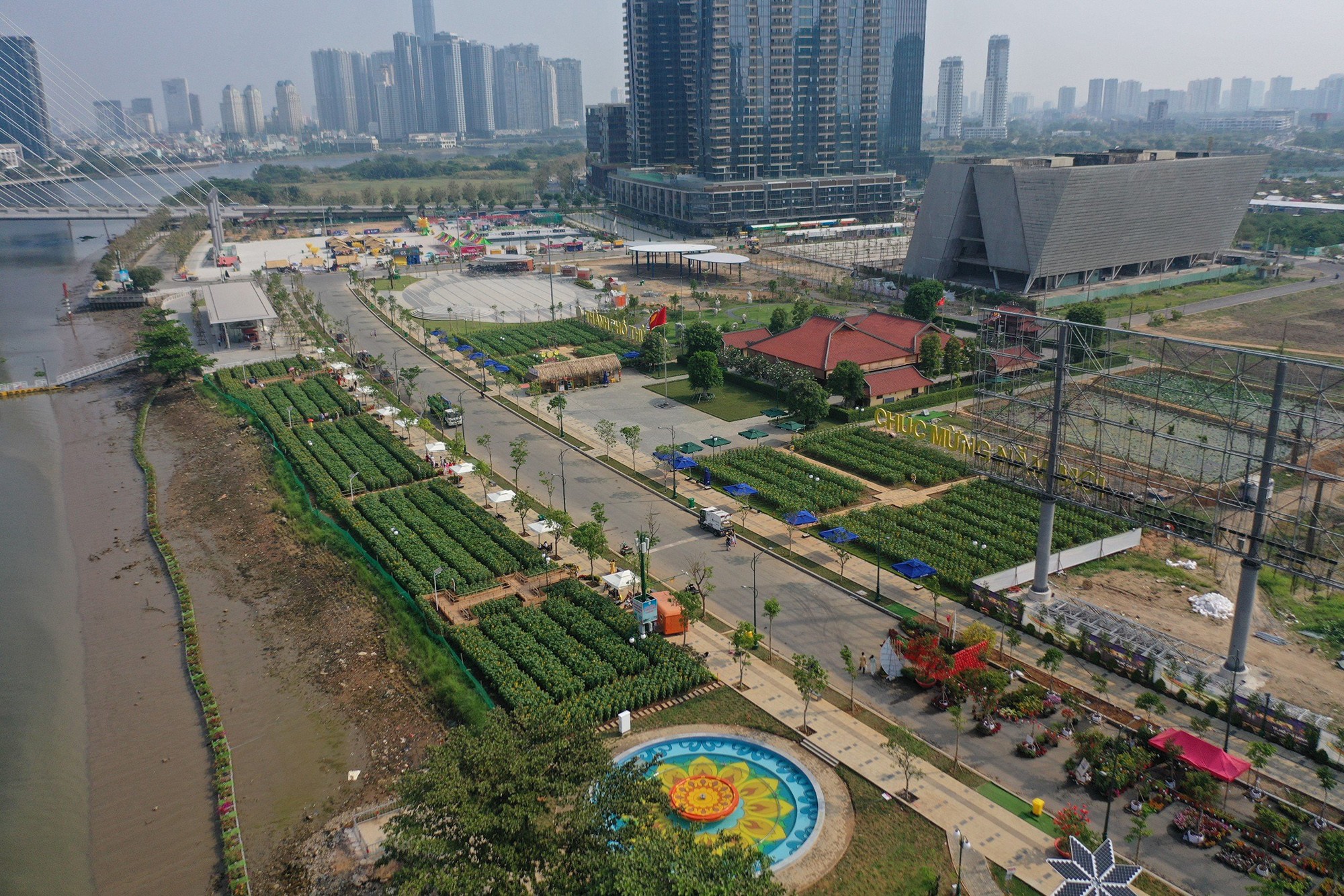 Sau hơn một tháng hoạt đông, công viên bờ sông Sài Gòn tại khu đô thị Thủ Thiêm (TP Thủ Đức) xuất hiện nhiều hạng mục mới như cầu Tình Yêu, đài phun nước, khu cầu tàu, cây hoa hướng dương năng lượng mặt trời,… làm thay đổi diện mạo khu vực này.
