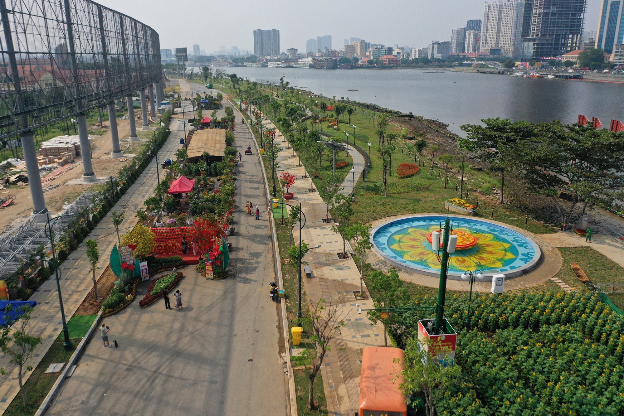 Thời điểm khánh thành những hạng mục đầu tiên dịp Tết dương lịch 2024, công viên bờ sông Sài Gòn thu hút đông đảo người dân và du khách đến tham quan, vui chơi mỗi ngày. Dự kiến, công viên sẽ trở thành điểm tham quan hấp dẫn cho người dân dịp Tết Nguyên đán 2024 khi nhiều công trình mới được đưa vào sử dụng.